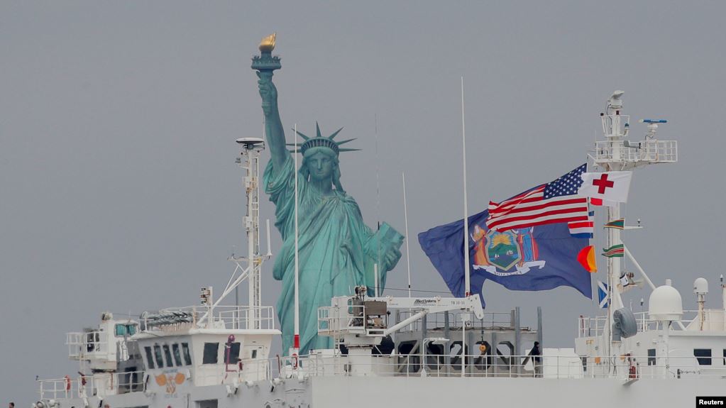 Плавучий госпиталь Comfort ВМС США прибыл в Нью-Йоркскую гавань