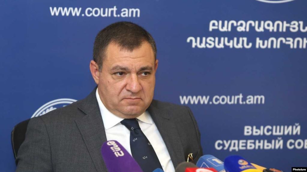ВСС потребовал привлечь к дисциплинарной ответственности адвокатов Кочаряна и Хачатурова за неуважение к суду