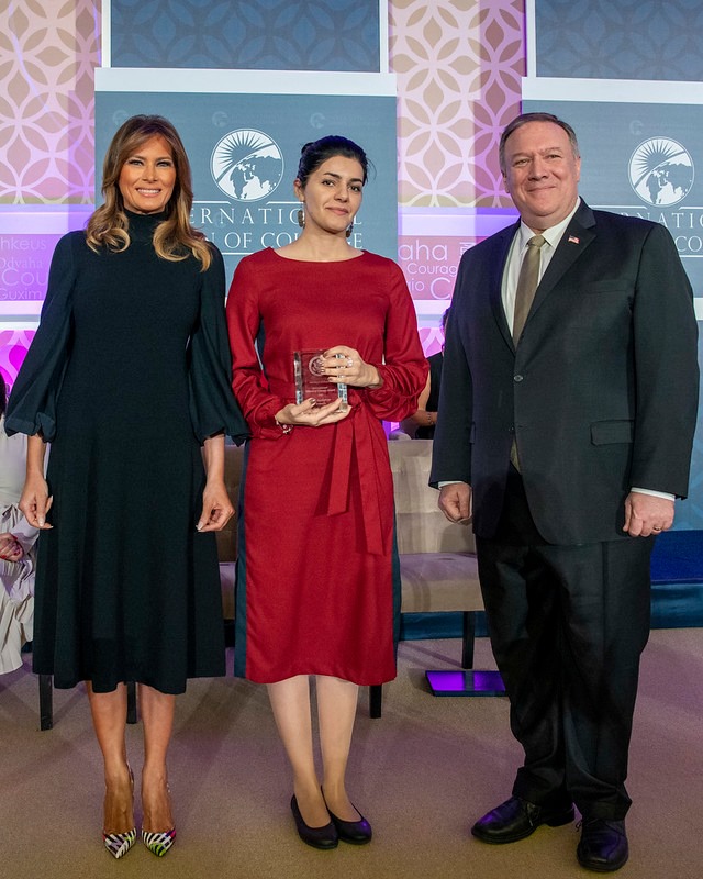 Госсекретарь США и первая леди США вручили армянскому блогеру Люси Кочарян премию за женскую отвагу