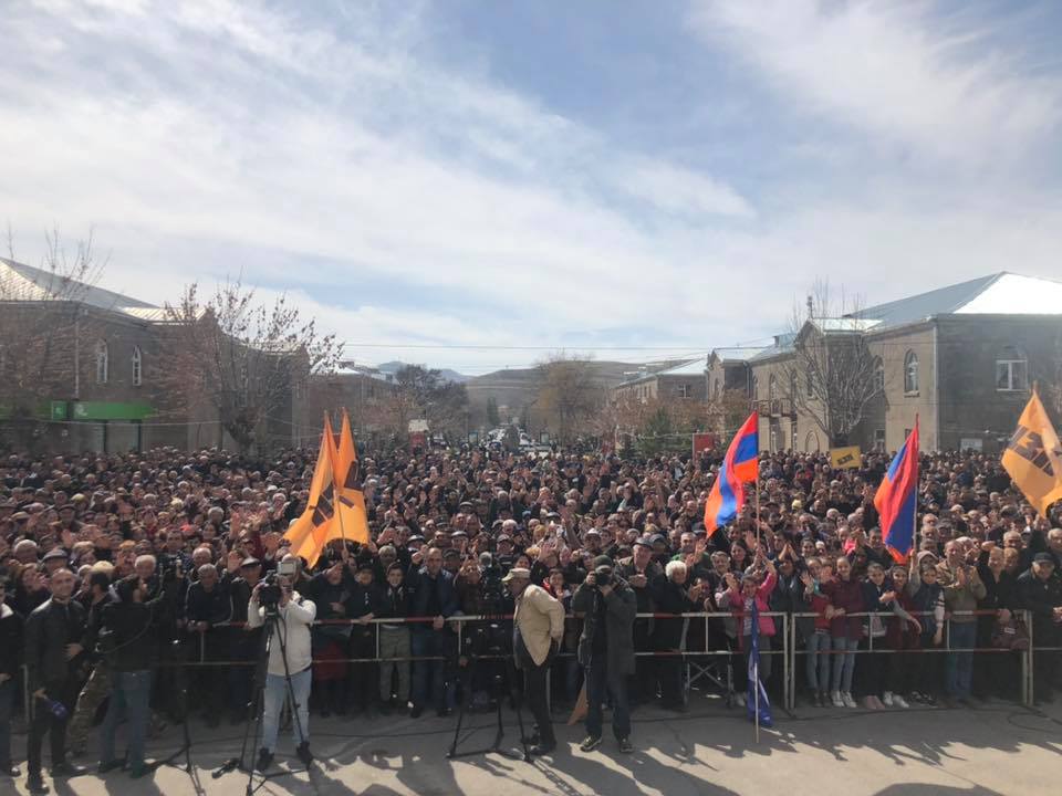 Никол Пашинян в Горисе представил проект Декларации референдума 5 апреля