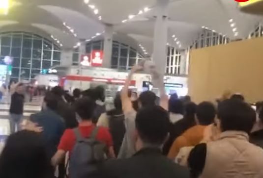 «Мы вам не груз, мы ваши граждане»: азербайджанцы в аэропорту Стамбула требуют от властей в Баку организовать для них чартерный рейс