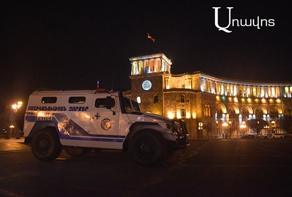 Улицы вечернего Еревана после решения об ограничении передвижения людей: фоторяд