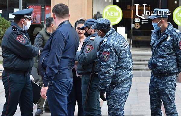 Полиция в Ереване контролирует улицы большими группами: фоторяд