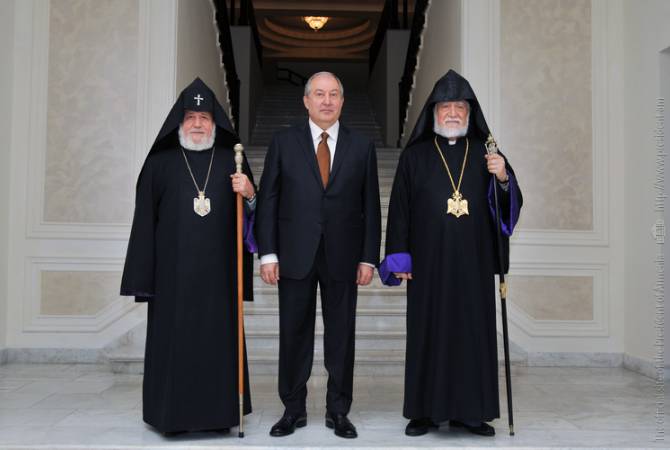 Президент Саргсян направил поздравительные послания Католикосам Гарегину II и Араму I