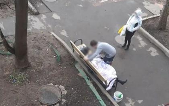 Москва: больную пневмонией оставили умирать на лавочке у подъезда