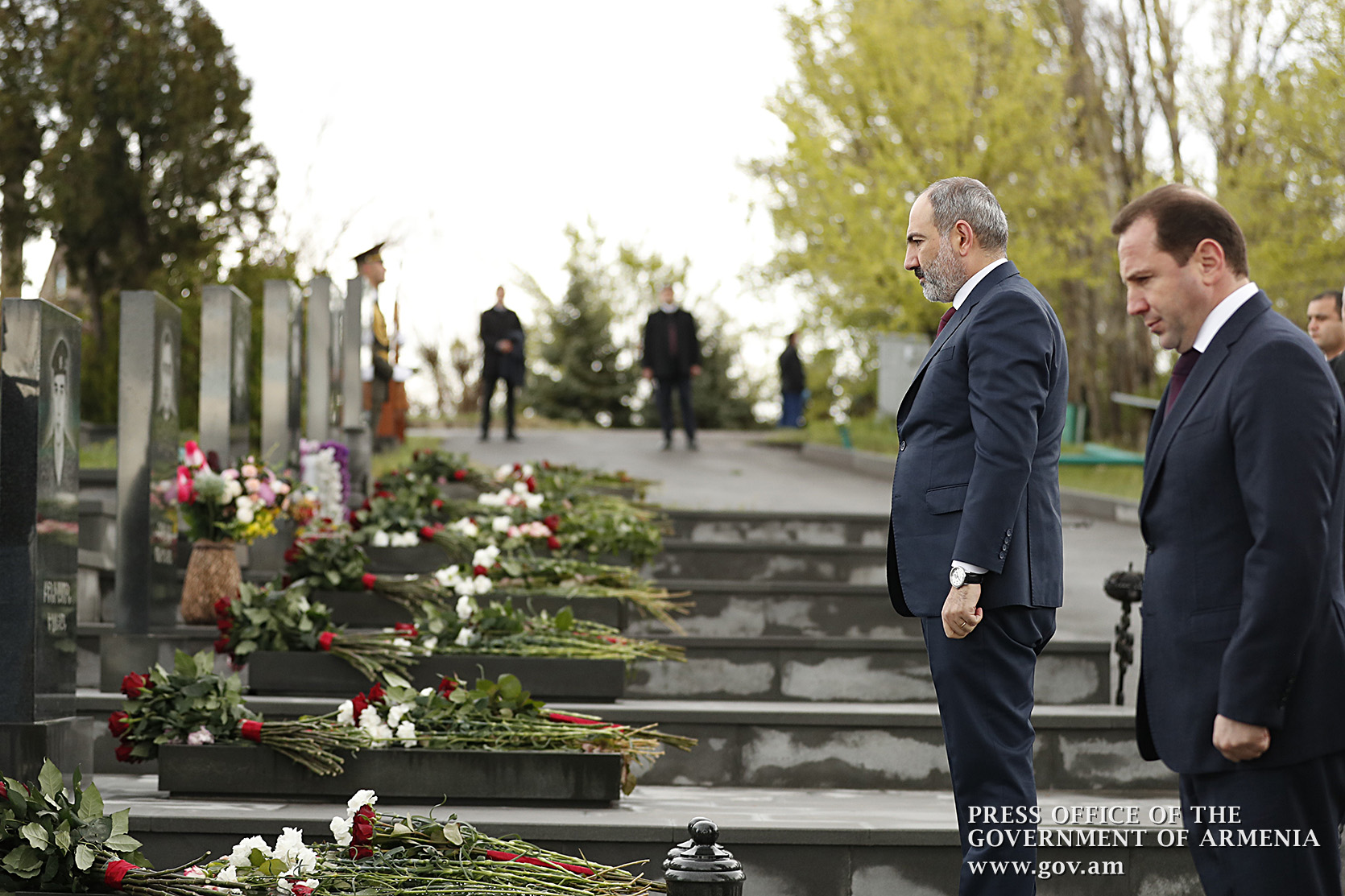 Никол Пашинян и Давид Тоноян почтили память героев Четырехдневной войны 2016г
