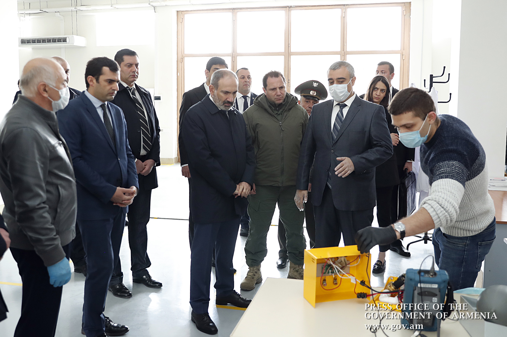 Премьер-министр Армении ознакомился с работами по ремонту аппаратов ИВЛ