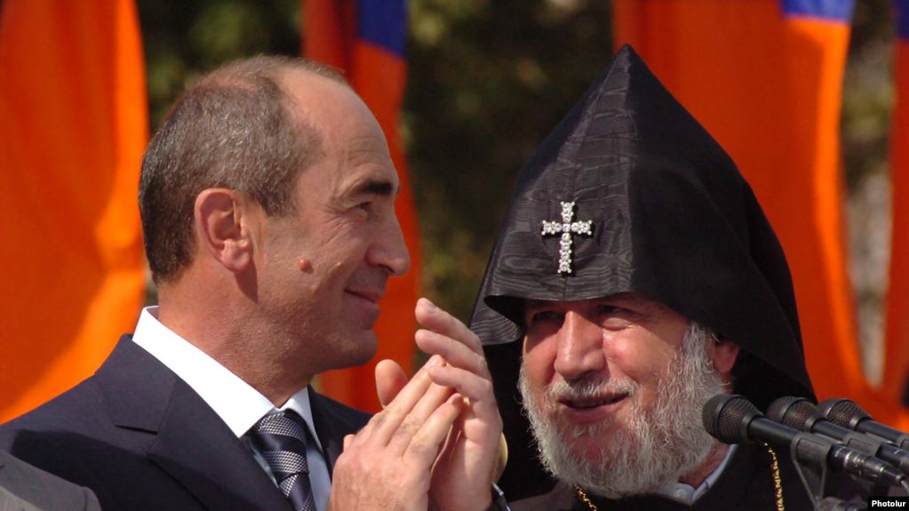 Власть критикует Католикоса, церковь призывает не политизировать призыв освободить Кочаряна