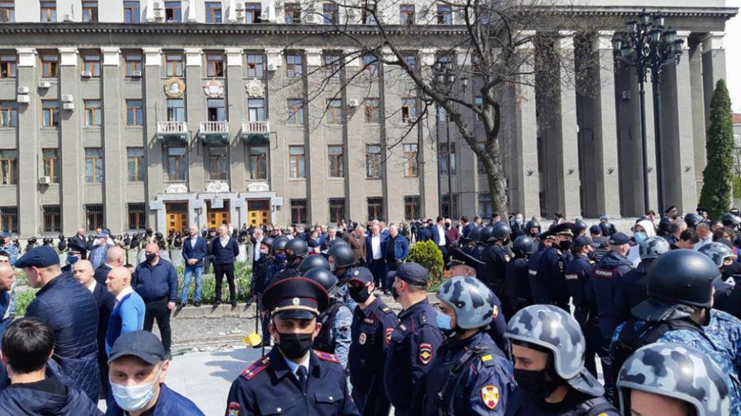Владикавказ: полиция отказалась разгонять митингующих — видео