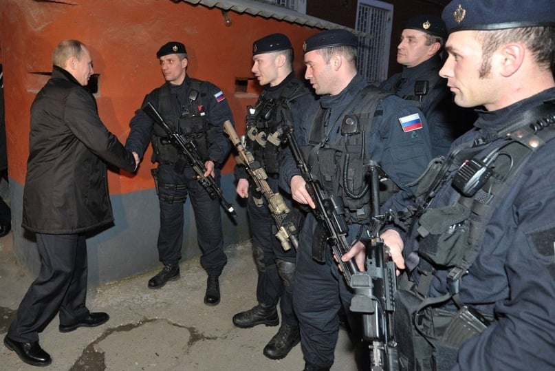 Путин разрешил сотрудникам ФСО применять физическую силу, оружие и боевую технику