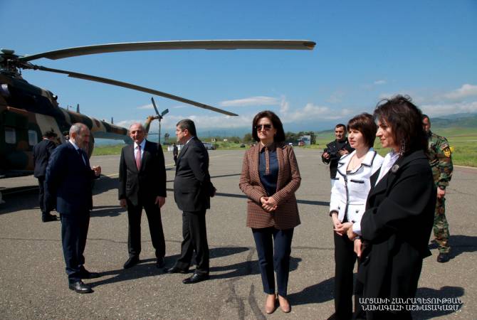Бако Саакян и Араик Арутюнян с супругами встретили Никола Пашиняна и Анну Акобян в аэропорту Степанакерта
