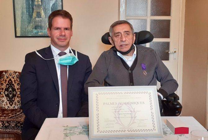 «В скорби рождается надежда»: гюмрийский учитель Мартин Пашаян награжден высокой наградой Франции