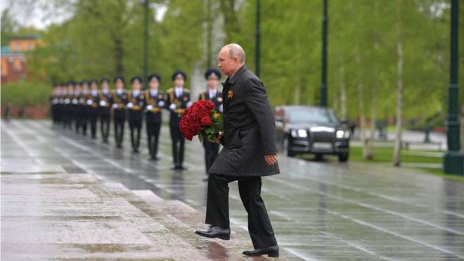 9 мая Путина: первое появление на публике за месяц, дезинфекция Александровского сада
