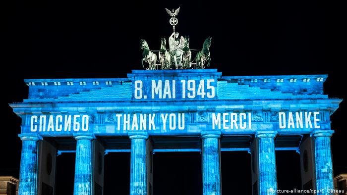 На Бранденбургских воротах в Берлине высветили слово «спасибо» на семи языках