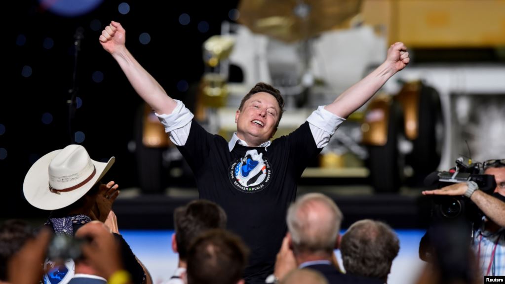 Илон Маск пошутил над Дмитрием Рогозиным: «Батут работает»
