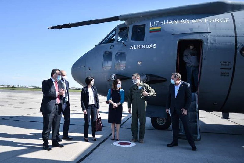Правительство Литвы военным самолетом доставило медицинскую помощь в Армению