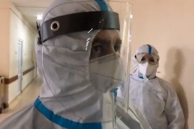 Министр здравоохранения провел обход клиник, где лечатся пациенты с коронавирусом: видео