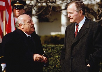 В этот день в 1992г президент США Джордж Буш-старший призвал Турцию воздержаться от интервенции в Армению
