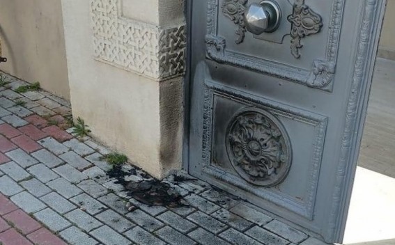 «Коронавирус принесли армяне»: мужчина пытался поджечь дверь армянской церкви в Стамбуле