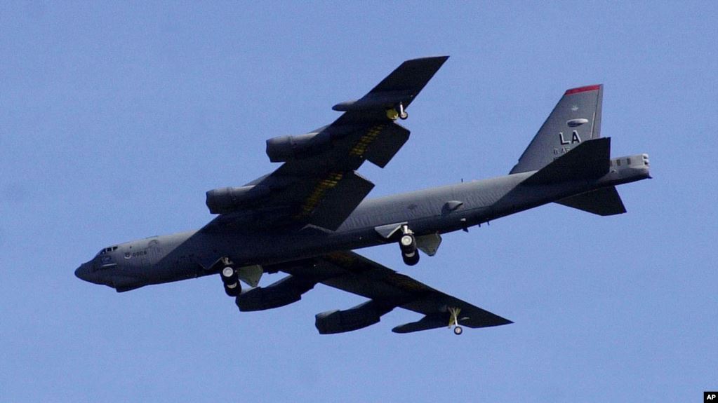 Бомбардировщики ВВС США B-52 и B-2 пролетели над Европой и Тихим океаном