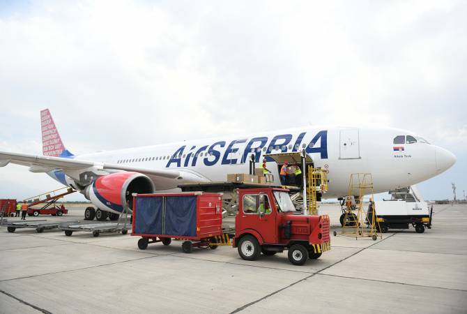 В Ереван прибыл первый самолет из Сербии с медицинским грузом: видео