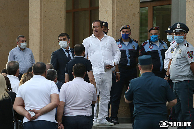 Суд отверг ходатайство СНБ об аресте Гагика Царукяна