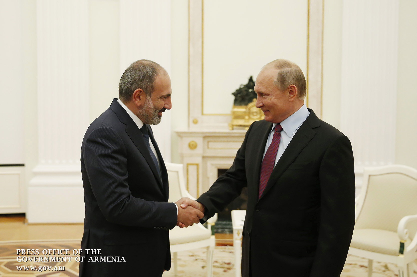 Никол Пашинян поздравил президента и премьера России с государственным праздником