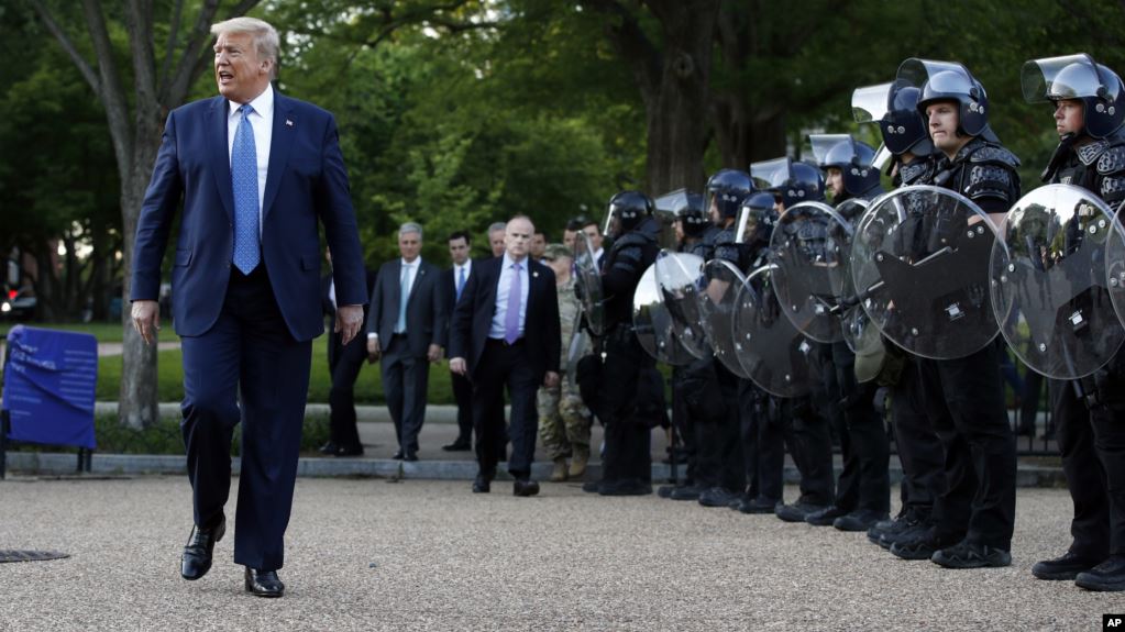 Президент США мобилизовал армию для пресечения беспорядков в Вашингтоне
