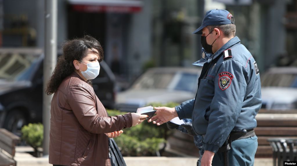 В Армении ношение, а не только наличие маски на улице станет обязательным։ комендатура