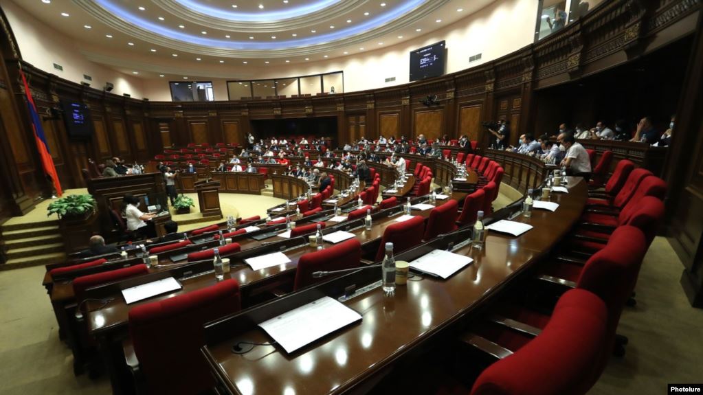 Законопроект о повышении налога на недвижимость принят парламентом в первом чтении