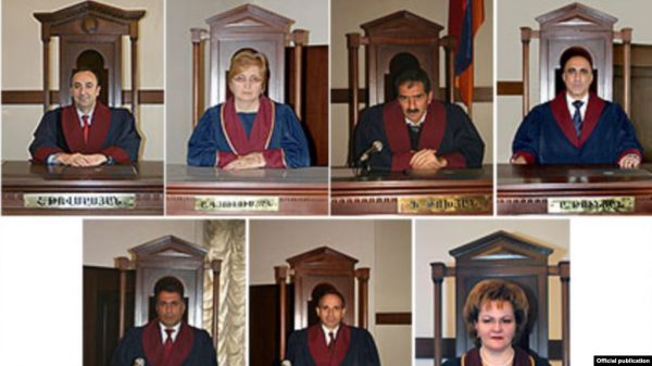 Семь судей КС призвали власти Армении «руководствоваться Конституцией»