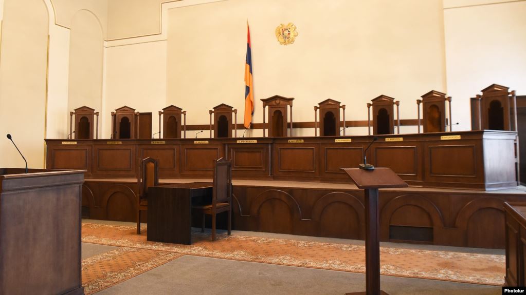 Четверо членов КС возразили министру юстиции: Пашинян назвал время прекращения их полномочий