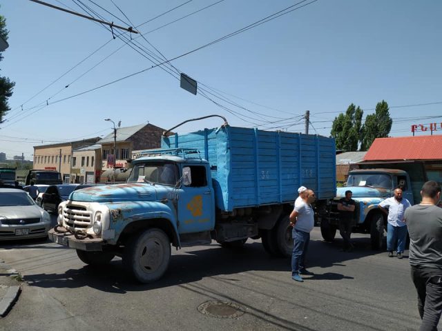 Автомашины «Мульти Групп» перекрыли улицу Ачаряна: «Объединенными силами очистили» — Давид Ованнисян
