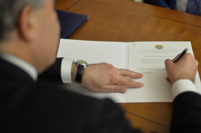 Президент Саргсян подписал поправки к закону, позволяющие изменить состав КС