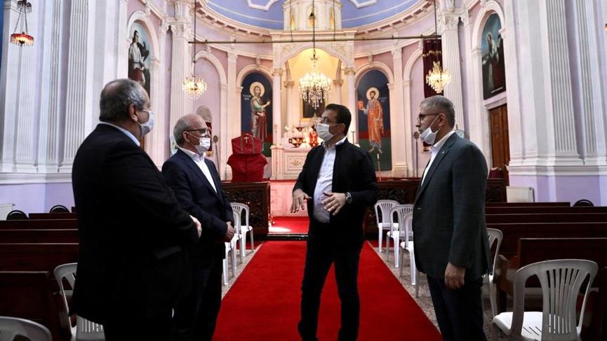 Мэр Стамбула посетил подвергшуюся недавно нападению армянскую церковь