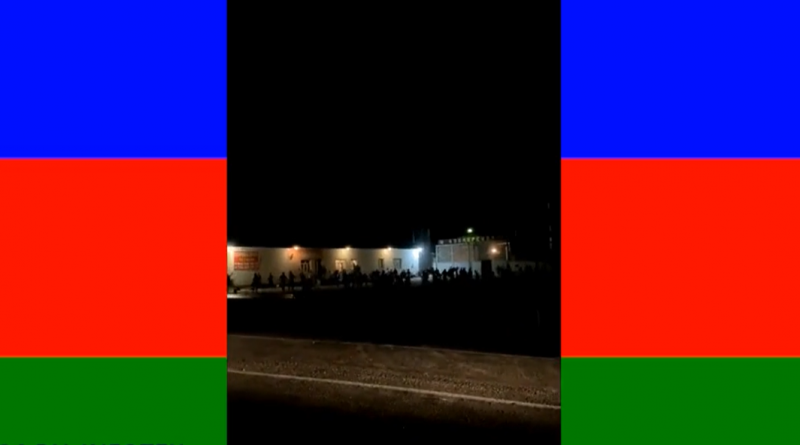 Сотни граждан Азербайджана устроили бунт на границе с Дагестаном: видео
