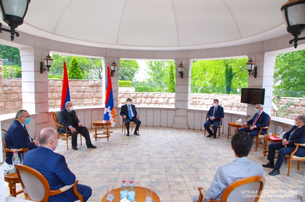 Президент Армении в Степанакерте встретился с высшим руководством Арцаха