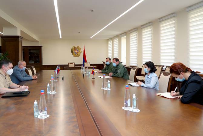 Министр обороны Армении и посол РФ обсудили военно-политическую ситуацию в регионе