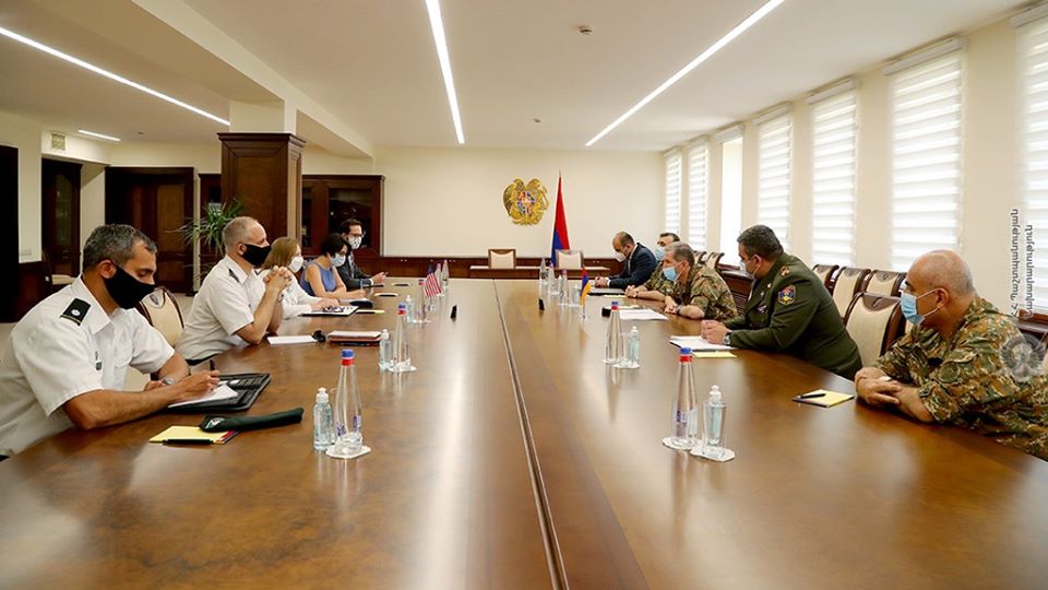 Начальник Генштаба ВС Армении принял посла США Линн Трейси и военного атташе США