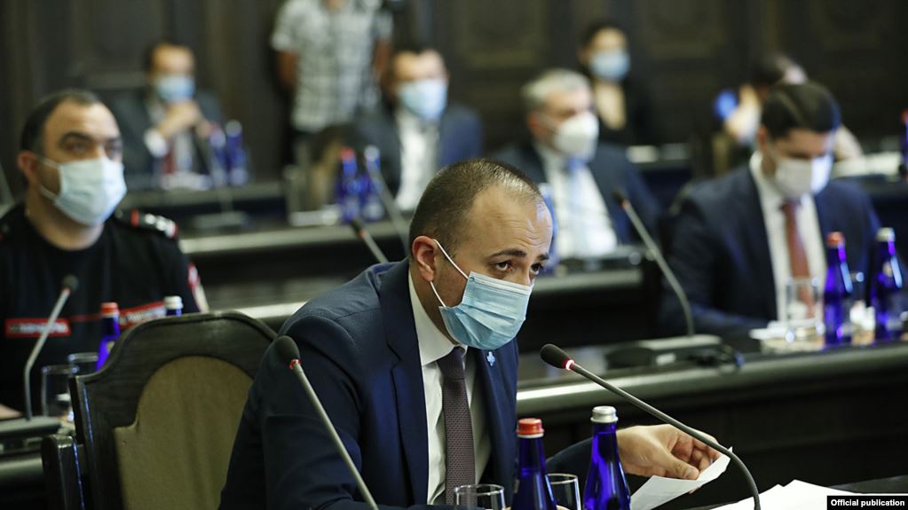 Правительство ведет переговоры с целью приобретения вакцины против коронавируса: министр