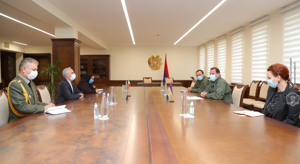 Министр обороны Армении и делегация Посольства Ирана обсудили турецко-азербайджанские учения