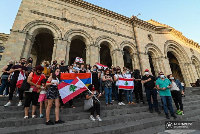 Церемония зажжения свечей в память о жертвах в Бейруте прошла на Площади Республики в Ереване