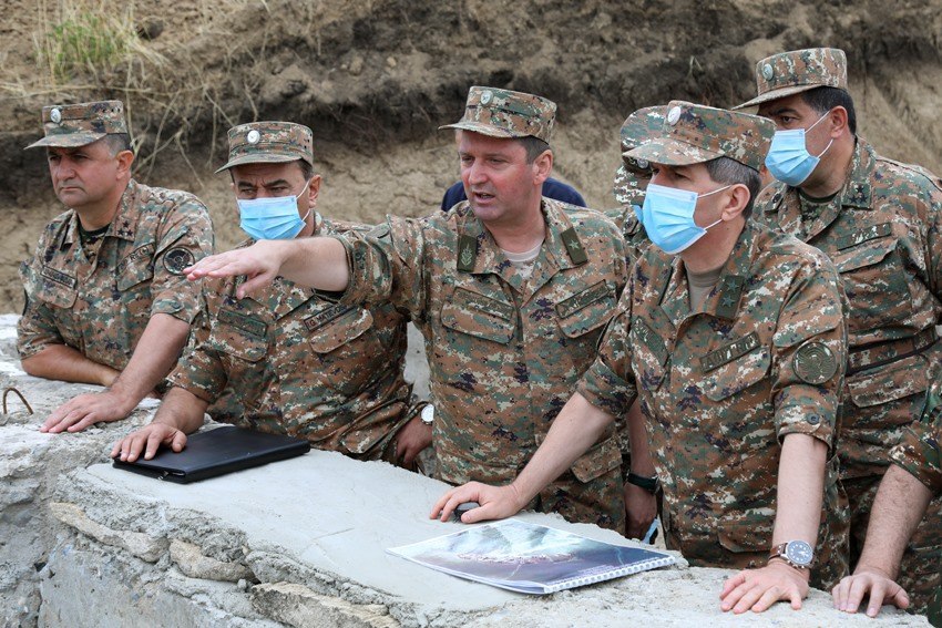 Начальник Генштаба ВС Армении ознакомился с масштабными инженерными работами в Армии Обороны Арцаха