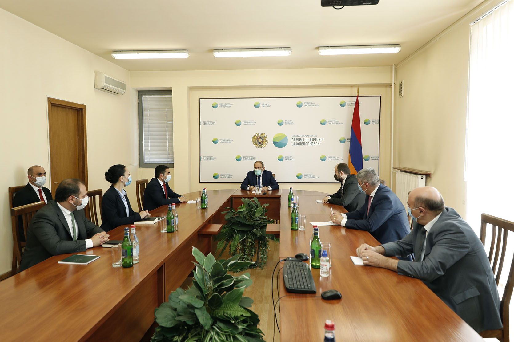 Никол Пашинян представил аппарату Министерства окружающей среды новоназначенного министра Романоса Петросяна