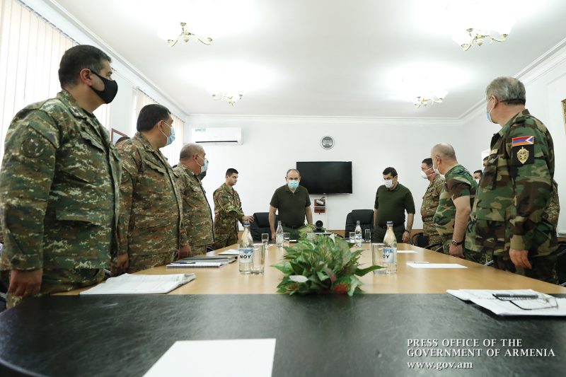 В штабе АО Арцаха состоялось совещание под председательством Никола Пашиняна и Араика Арутюняна