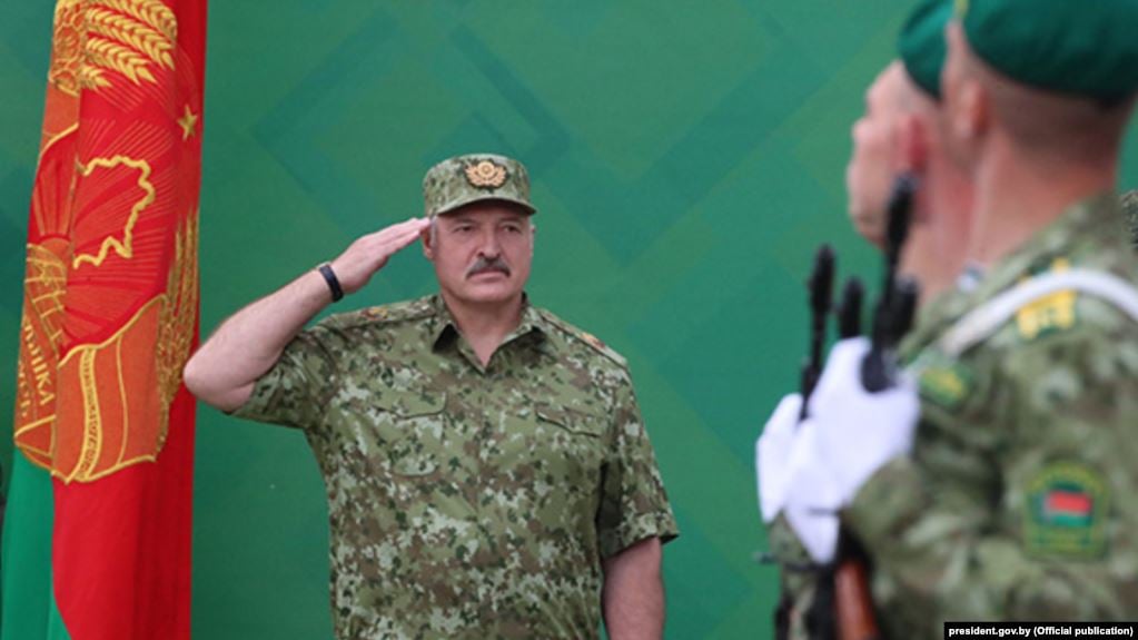 Лукашенко привел войска в боевую готовность на западной границе из-за «внешней угрозы»