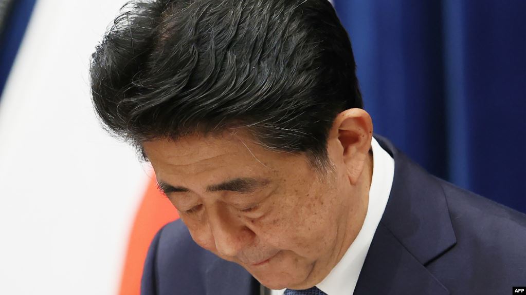 Премьер-министр Японии Синдзо Абэ подал в отставку: «Мне нужно бороться с болезнью и лечиться»