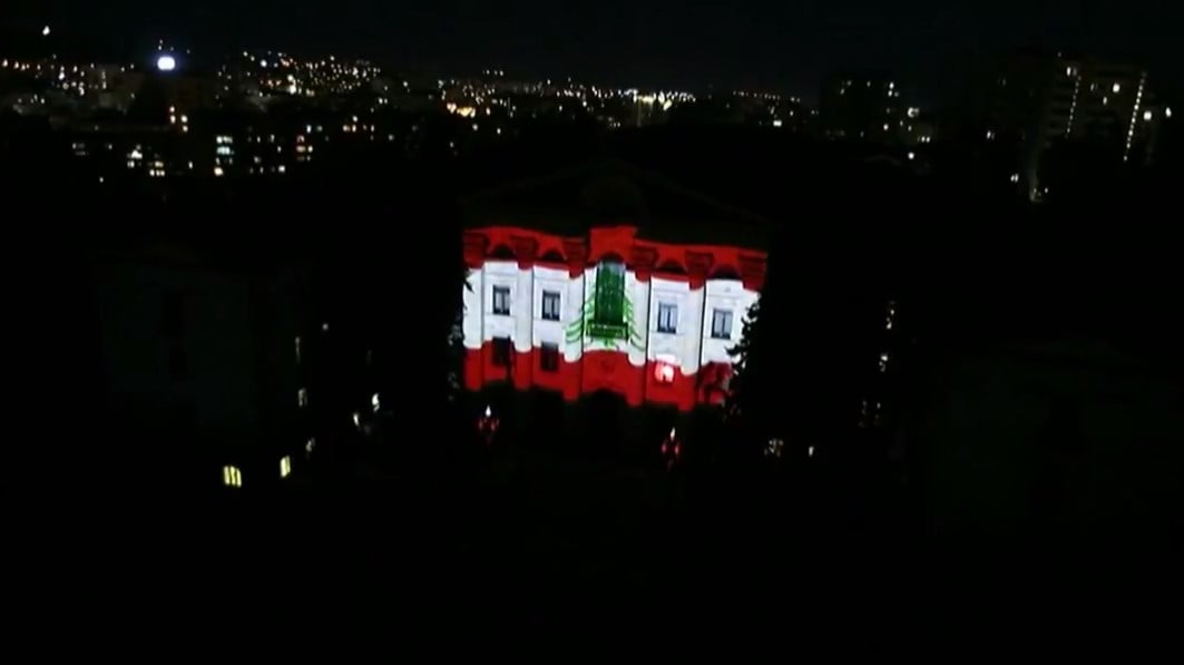 Здания Национального Собрания Армении и Мэрии Еревана — в цветах флага Ливана: видео