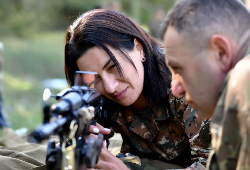 Анна Акобян в группе с 15 женщинами из Арцаха прошла курс военной подготовки: фото