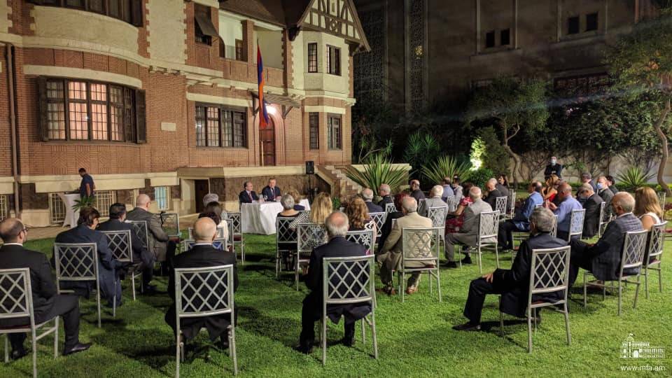 Глава МИД Армении в Каире встретился с представителями армянской общины Египта